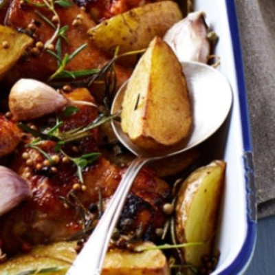 Κοτόπουλο με πατάτες, μέλι, σκόρδο και δεντρολίβανο!