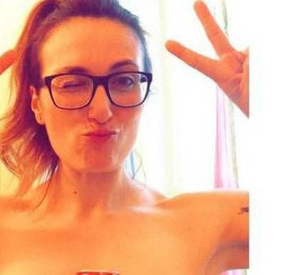 Ξεγέλασαν εκατοντάδες κοπέλες να ποζάρουν ημίγυμνες με αναψυκτικό στα στήθη τους (video)