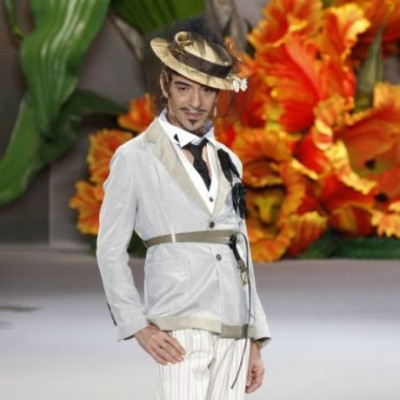 O John Galliano συγκλονίζει: «Θα ήμουν νεκρός αν είχα παραμείνει στον οίκο Dior»