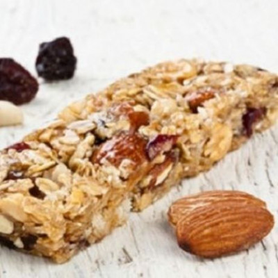 Συνταγή για σπιτικές μπάρες δημητριακών με καλοκαιρινά φρούτα και σοκολάτα