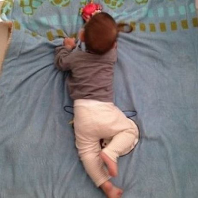 «Κάνουμε τα πρώτα μας μπουσουλήματα!» σχολίασε ανεβάζοντας αυτή τη φωτογραφία η ...