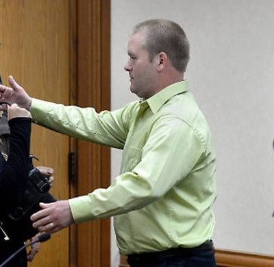 Η συγκλονιστική στιγμή που αγκαλιάζει την κοπέλα που σκότωσε τη σύζυγό του (photos)