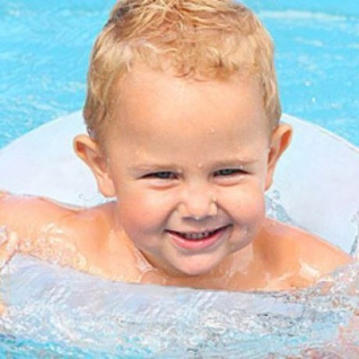 Μπρατσάκια, σωσίβιο, σανίδα ή κουλούρα; Τι να αγοράσω στο παιδί μου;