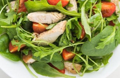 Σαλάτα με κοτόπουλο, ροκίνι και σάλτσα πορτοκάλι