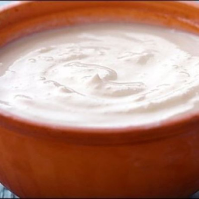 Έληξε το γιαούρτι στο ψυγείο; Οι 3 χρήσεις του που δεν σας παιρνούσαν καν από το μυαλό