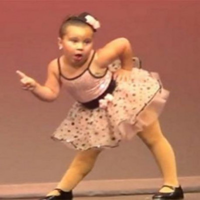 Δείτε τι κάνει η μικρή μπαλαρίνα και το βίντεο έχει ξεπεράσει τα 11 εκατομ. «χτυπήματα»!