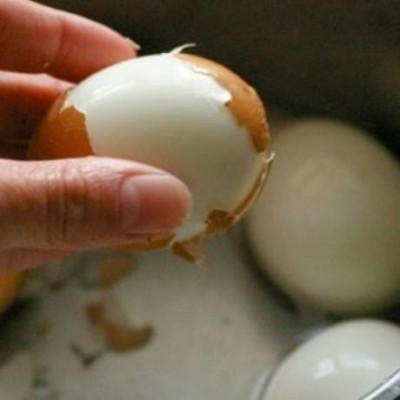 Κι όμως: Έτσι μπορείτε να καθαρίσετε ένα βραστό αυγό με ένα κουτάλι! (βίντεο)