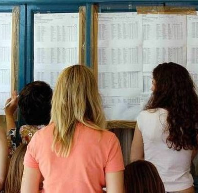 Πανελλήνιες εξετάσεις 2015: Αναρτήθηκαν στα λύκεια οι βαθμοί