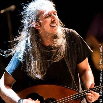 Ο Γιάννης Χαρούλης για μία συναυλία στη Σύρο