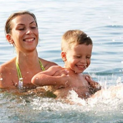 Έτσι θα μάθετε στο παιδί σας να κολυμπάει!