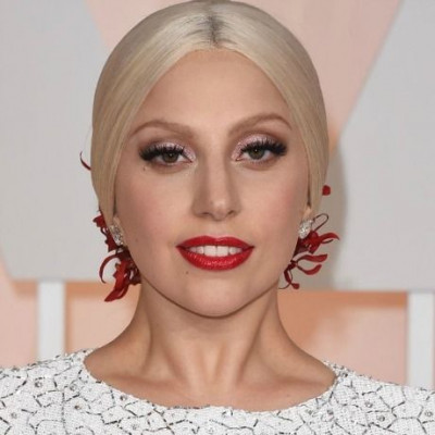 Επιτέλους! Η Lady Gaga με ένα υπέρκομψο σύνολο