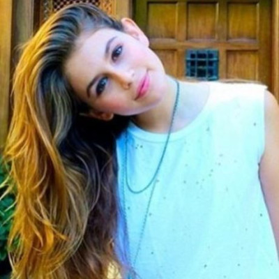 Μαμά και κόρη σαν δυο σταγόνες νερό! Αναγνωρίζετε το κορίτσι της φωτογραφίας; (εικόνα)