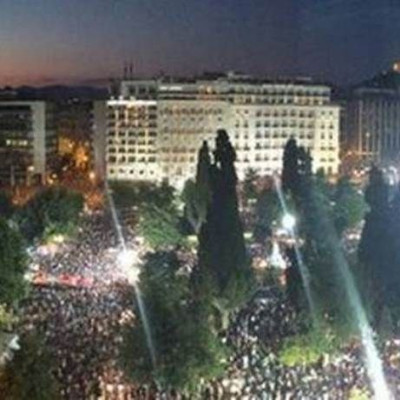 Δημοψήφισμα 2015 - Άφωνος με τον κόσμο στη συγκέντρωση του «ΟΧΙ» ο δημοσιογράφος του BBC