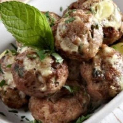 Κεφτέδες με γιαουρτένια σάλτσα στο φούρνο