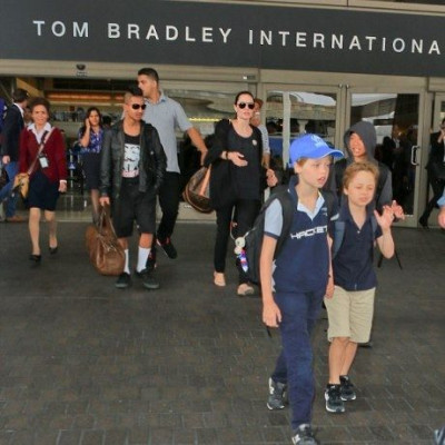 Η πιο γλυκιά οικογένεια: Δείτε τους Brangelina κατά την άφιξή τους στο αεροδρόμιο του LAX