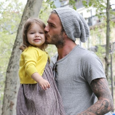 O πιο χαζομπαμπάς… του κόσμου!Ο David Beckham λατρεύει τη μικρή Ηarper και μας το δείχνει