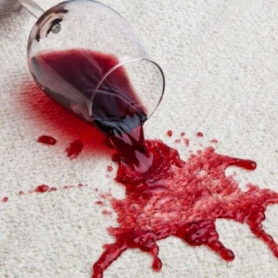 Ιδού πώς θα εξαφανίσετε 5 βασικούς λεκέδες από τα ρούχα σας