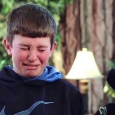 Θα δακρύσετε! Αυτό το αγόρι λυγίζει καθώς μιλάει για την μικρότερη αδερφή του (βίντεο)