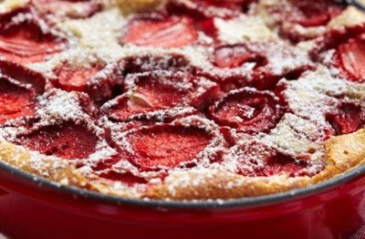 Κέικ κλαφουτί με φράουλες και αμύγδαλα