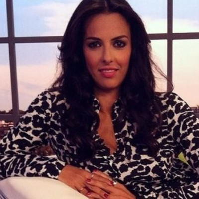 Όλγα Λαφαζάνη: Παιχνίδια στη θάλασσα με την κόρη της (εικόνα)