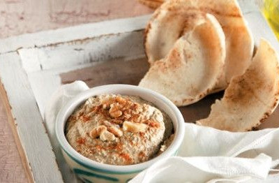 Χούμους με ψητές πιπεριές και καρύδια