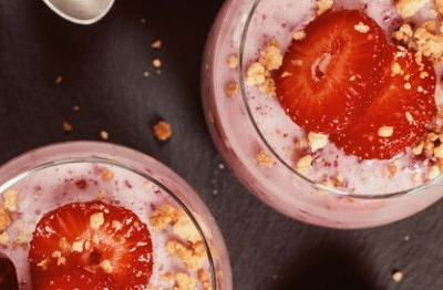 Τάρτα σε ποτήρι με crumble λεμόνι και γιαούρτι κόκκινων φρούτων