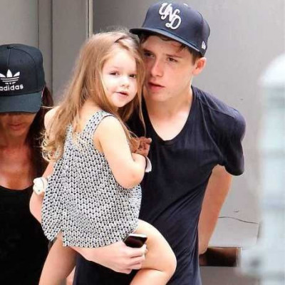 Μήπως τελικά δεν είναι μοναδική; Δείτε τη σωσία της Harper Beckham και αποφασίστε