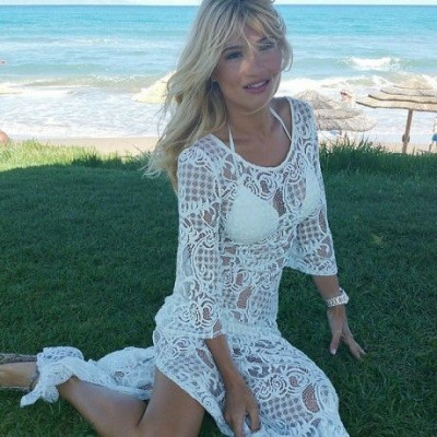 Καλημέρα από την Τήνο: Η Φαίη Σκορδά βγάζει πρωινή selfie χωρίς ίχνος μακιγιάζ