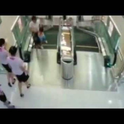 Κίνα: Κυλιόμενη σκάλα «καταπίνει» μητέρα που όμως σώζει το γιό της σπρώχνοντάς τον μακριά