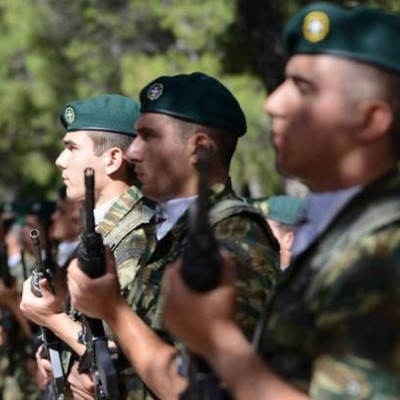 Ράγισαν και οι πέτρες με το ριζίτικο τραγούδι των Κρητών αλεξιπτωτιστών (video)