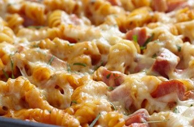 Βίδες φούρνου με σάλτσα ντομάτας, ζαμπόν και διάφορα τυριά