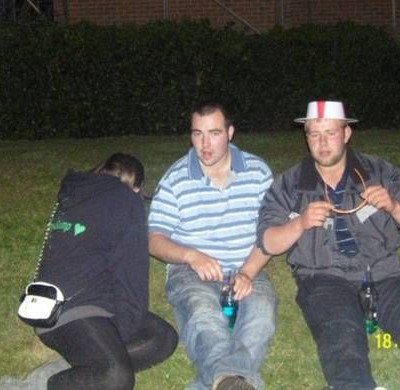 Τρομακτική φωτογραφία! Ποζάρουν αμέριμνοι… ενώ πίσω τους κρύβονται φαντάσματα (photos)