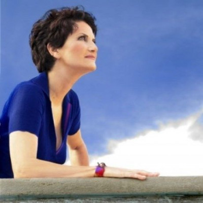 Τα χρώματα της Ελλάδας: Η Άλκηστις Πρωτοψάλτη για μία βραδιά στο Βεάκειο Θέατρο