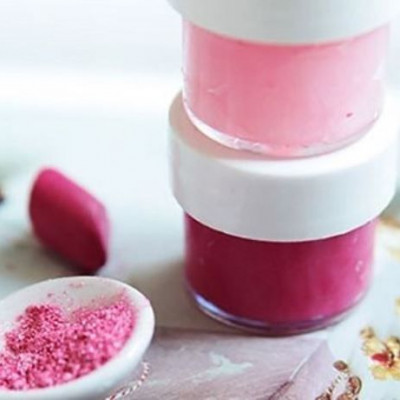 DIY: Φτιάξτε καλοκαιρινό lip gloss εύκολα και γρήγορα με μόνο 2 υλικά!