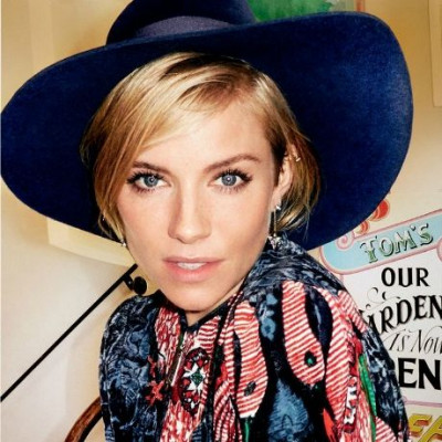 Η Sienna Miller φόρεσε την πιο εντυπωσιακή boho φούστα του καλοκαιριού