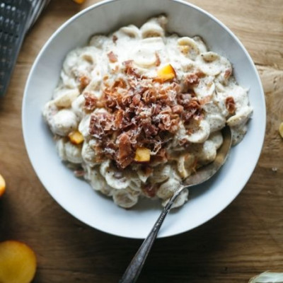 Yummy: Μακαρόνια με προσούτο, τυρί και κομμάτια ροδάκινου