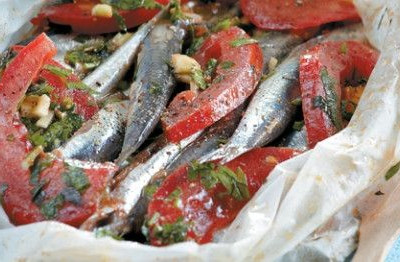 Γαύρος στη λαδόκολλα με ντομάτα και μυρωδικά