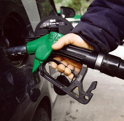 Έρχεται μείωση στην τιμή της βενζίνης