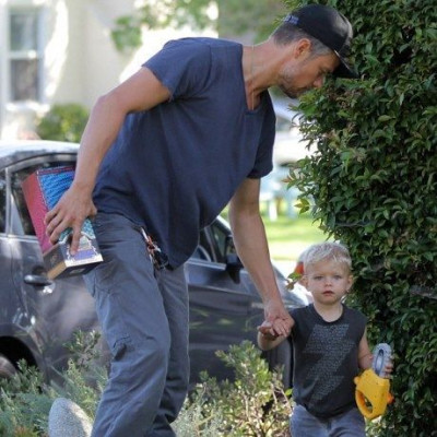 Σκέτη απόλαυση: O πιο σέξι μπαμπάς του Hollywood σε παιδικό πάρτι με τον γιο του!