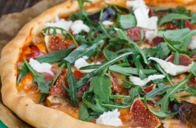 Πίτσα με προσούτο και σύκα