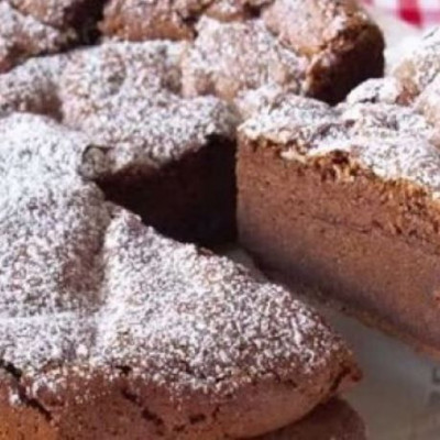 Το κέικ με μόνο 2 υλικά που θα σας τρελάνει! (βίντεο)