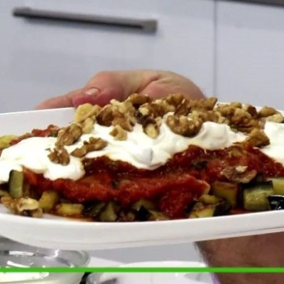 Μελιτζάνες σε κύβους στο τηγάνι με δύο σάλτσες (VIDEO)