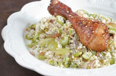 Σαλάτα granola με κινόα, σταφύλι και μπουτάκια κοτόπουλου