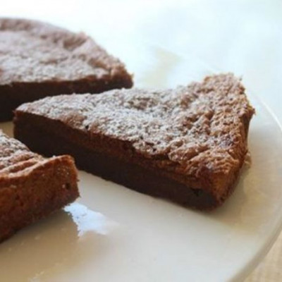 Συνταγή για κέικ σοκολάτας με δύο υλικά! (βίντεο)