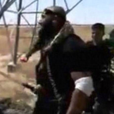 Αποκρουστικό: Ο «Άγγελος του θανάτου» έκαψε ζωντανό και τεμάχισε τζιχαντιστή (video)