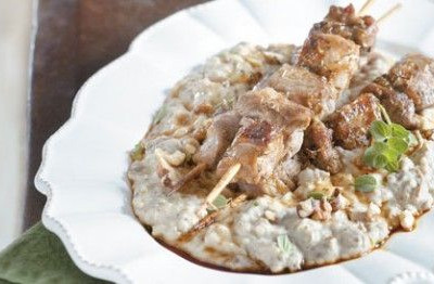 Αρνί σουβλάκι στη σχάρα με πουρέ καπνιστής μελιτζάνας