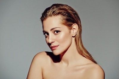 Η Νατάσα Μποφίλιου τραγουδά για την Ομάδα Αιγαίου στο Κατράκειο Θέατρο