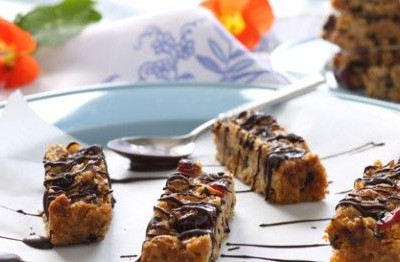 Μπάρες βρώμης με καρύδα και αποξηραμένα σύκα