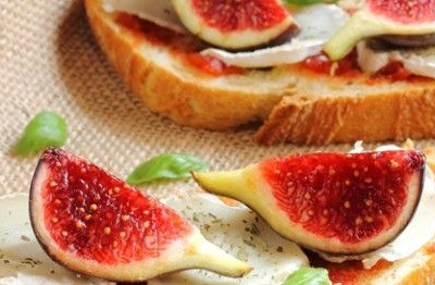 Μπρουσκέτες με μαρμελάδα ντομάτας, μανούρι και σύκα