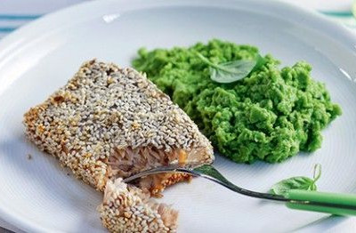 Φιλέτο σολομού με σουσάμι και πουρέ αρακά